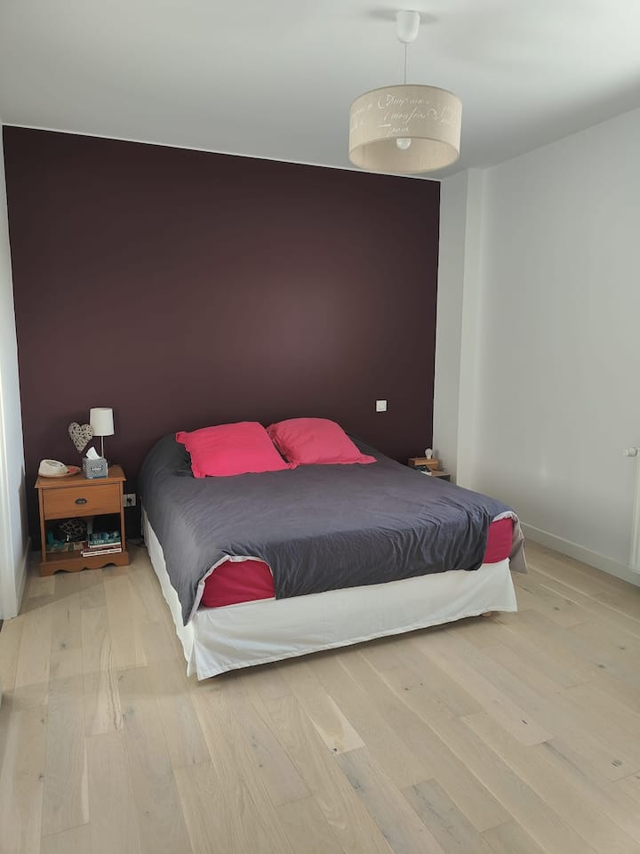 חדר השינה הראשי ממוקם למעלה מהבית הראשי, עם חדר רחצה ושירותים 2, מיטה 160*200. 
חלון גן.