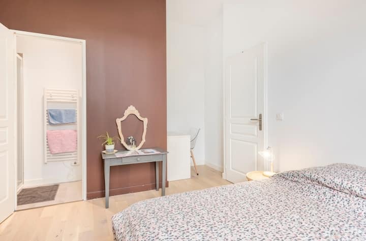 חדר השינה ממוקם למעלה מהבית הראשי. עם חדר רחצה מלא 3 ושירותים על הנחיתה. מיטה 140*190
חלון רחוב