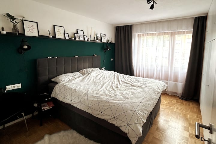 غرفة نوم بسرير مزدوج كبير