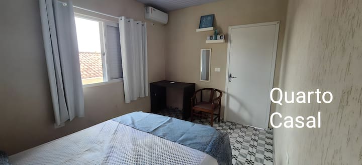 Hlavná spálňa s klimatizáciou, stolom a stoličkou. Manželská posteľ. Zatemňovacie závesy.