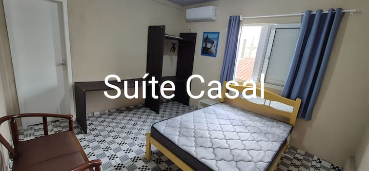 Spálňa s manželskou posteľou a klimatizáciou, vlastná kúpeľňa (apartmán), papagáj s vešiakom, 2-miestna stolička, zatemňovacie závesy, manželská posteľ