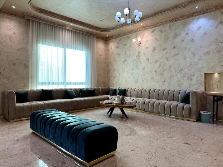 Villa Luxe 8: Spacious 5-bedroom Haven - Bahrain