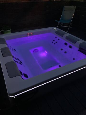 Hot-tub Heaven gallery image 3