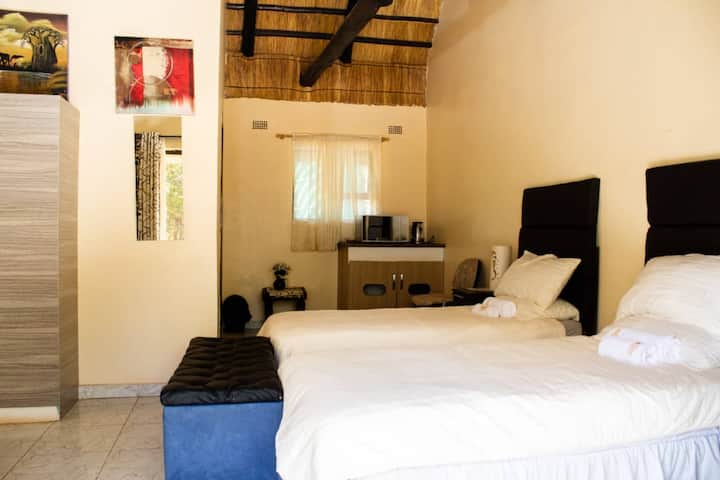 يستوعب ضيفين، مع خيار للحصول على سرير إضافي مقابل رسوم لضيف ثالث. مثالية للأزواج أو الأصدقاء، وتشمل ثلاجة بار وتلفزيون LED مع OpenView وميكروويف وغلاية ومروحة وخزانة ملابس، مما يضمن إقامة مريحة ومريحة.