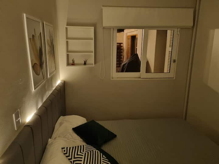 Ოთახი ორადგილიანი საწოლით.