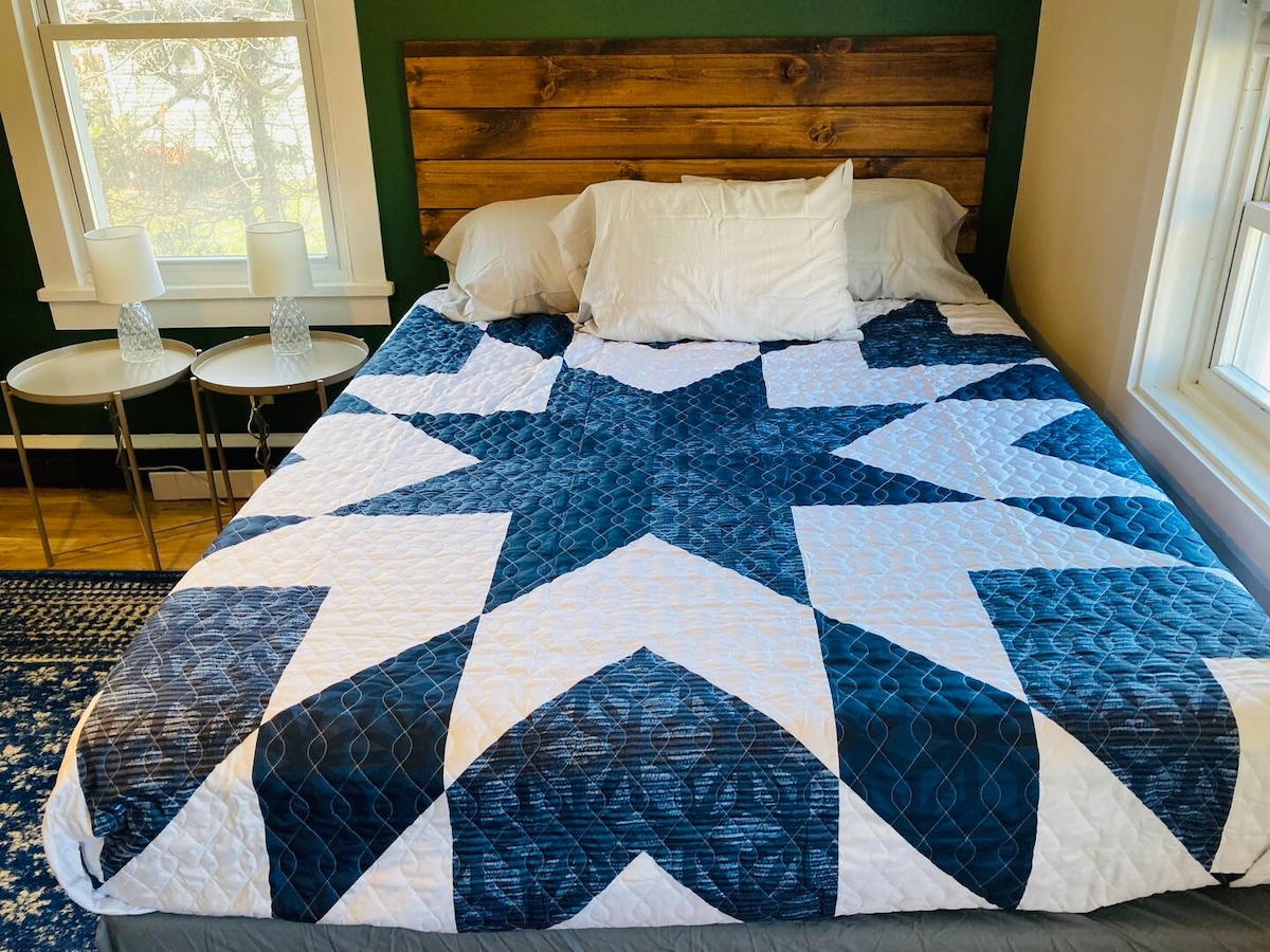 ห้องพักขนาดกำลังดีพร้อมเตียงควีนไซส์ 2 เตียงตู้เสื้อผ้าและตู้เสื้อผ้า - บนชั้นสอง