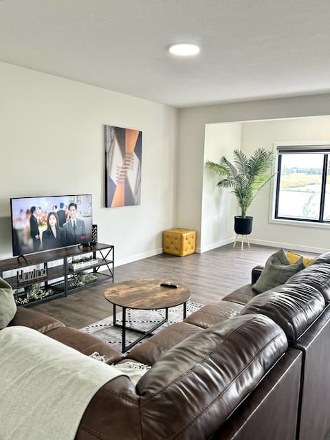 Popular Airbnb listing: Cozy suite close to YYC Airport in Airdrie