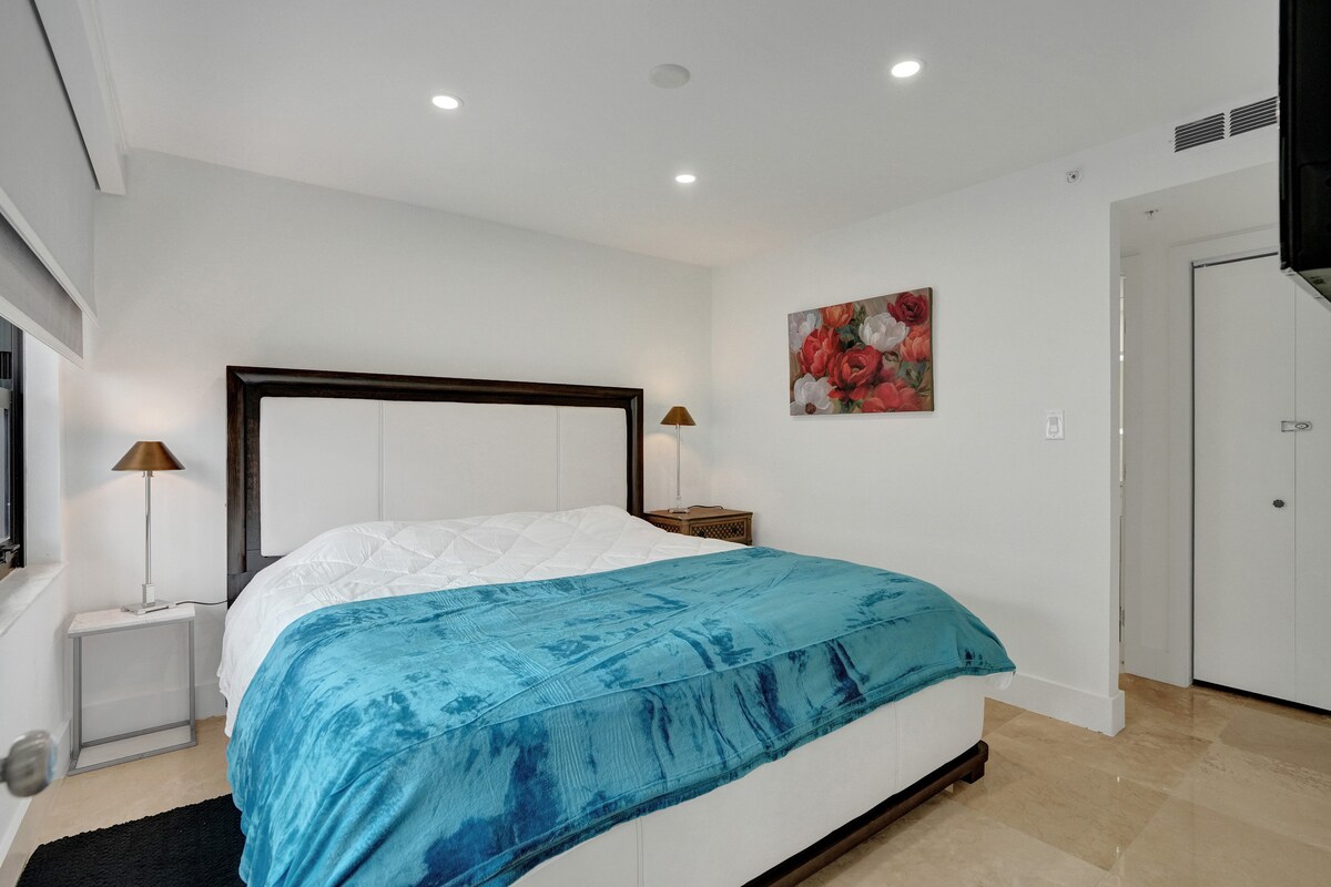 Hoofdslaapkamer met kingsize bed + eigen badkamer