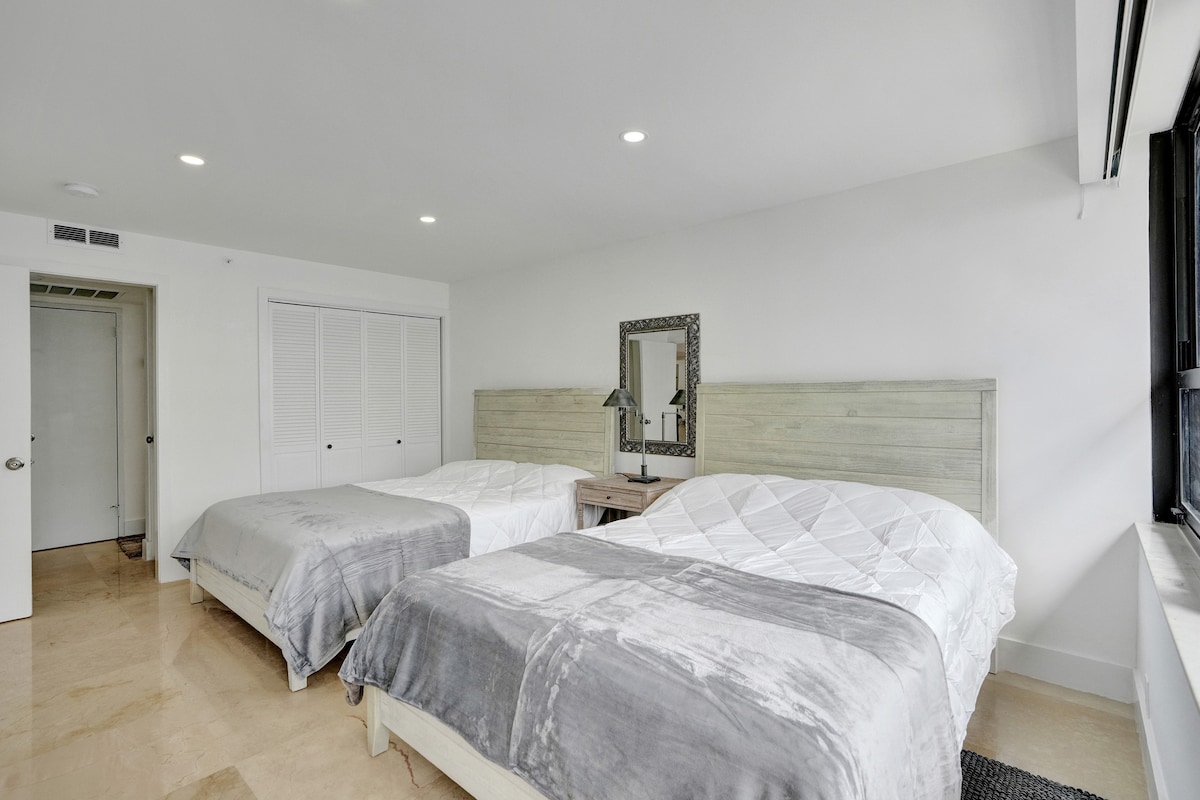 2 queensize bedden + eigen badkamer in deze suite