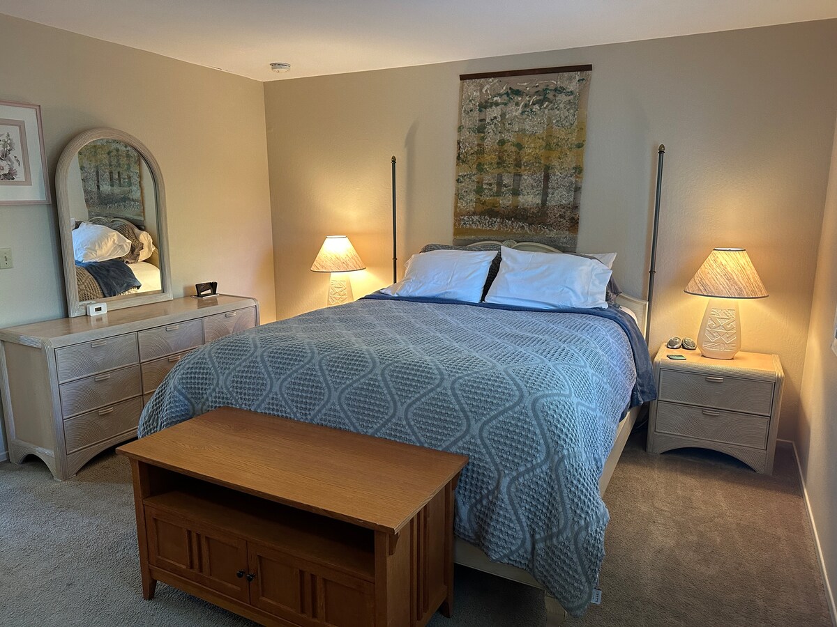 ממוקמת בקומה השנייה, מיטת קינג סייז, שידה, ארון וטלוויזיה עם מסך שטוח.