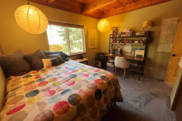 חדר שינה למטה עם שולחן