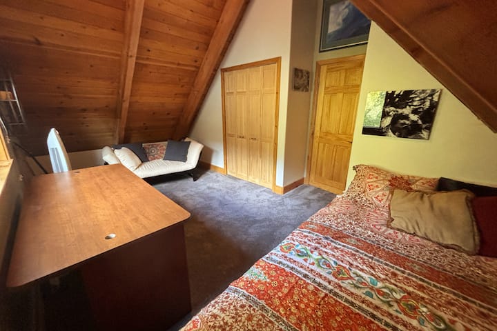 חדר שינה קווין למעלה עם מיטת פוטון זוגית ושולחן עבודה