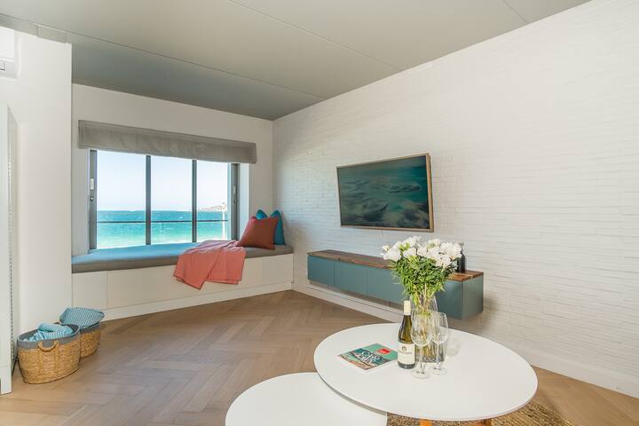 Spotless, Chic Apartment with Sea View gallery image 3