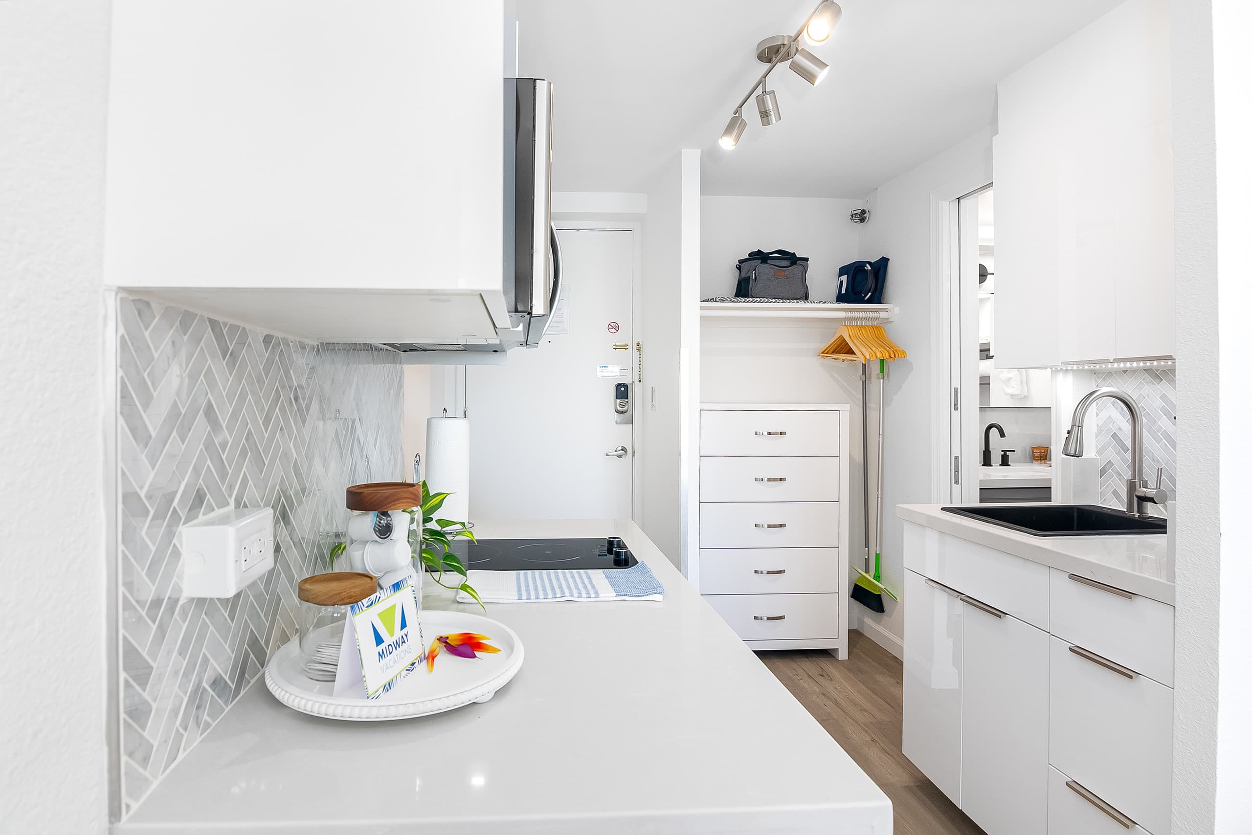 Condo in Honolulu · ★5.0 · Studio · 2 beds · 1 private bath - Image 7