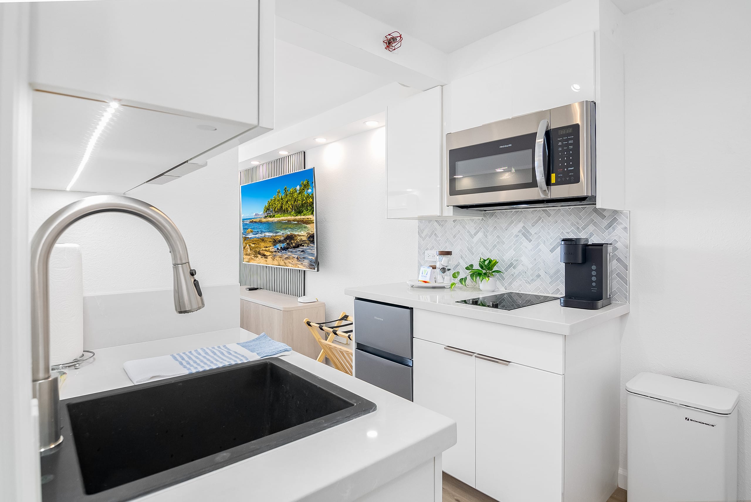Condo in Honolulu · ★5.0 · Studio · 2 beds · 1 private bath - Image 2