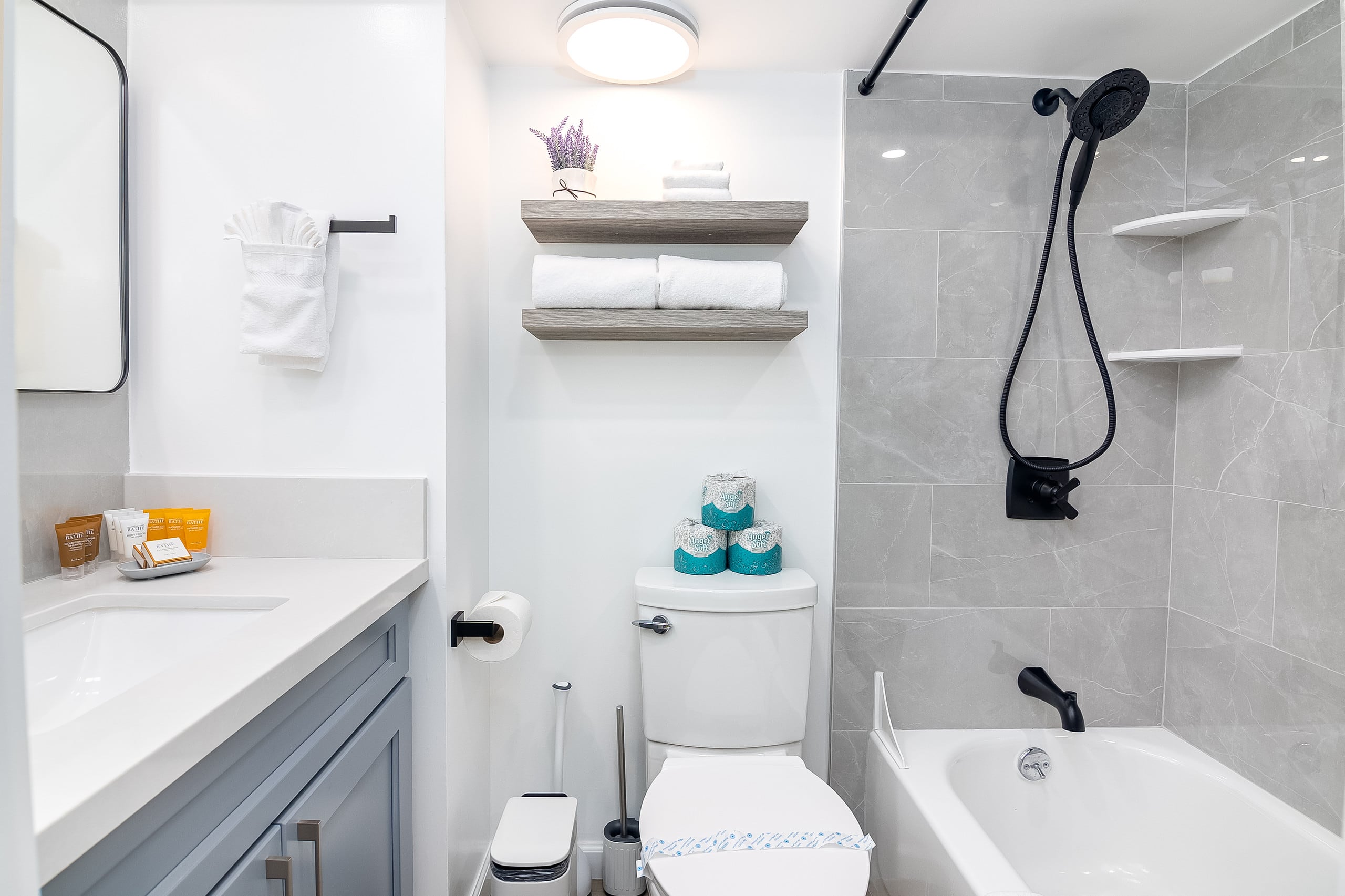 Condo in Honolulu · ★5.0 · Studio · 2 beds · 1 private bath - Image 11