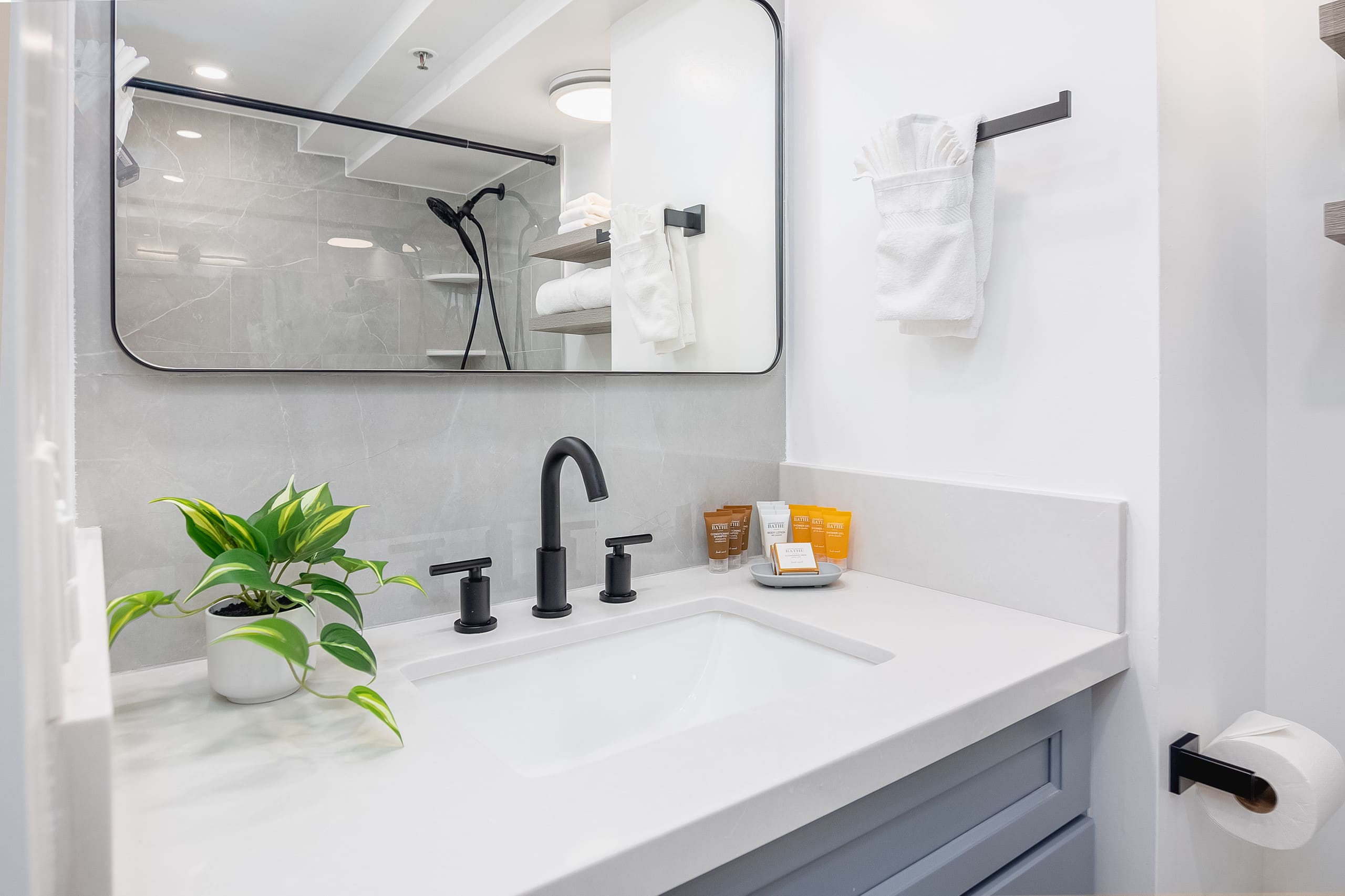 Condo in Honolulu · ★5.0 · Studio · 2 beds · 1 private bath - Image 12