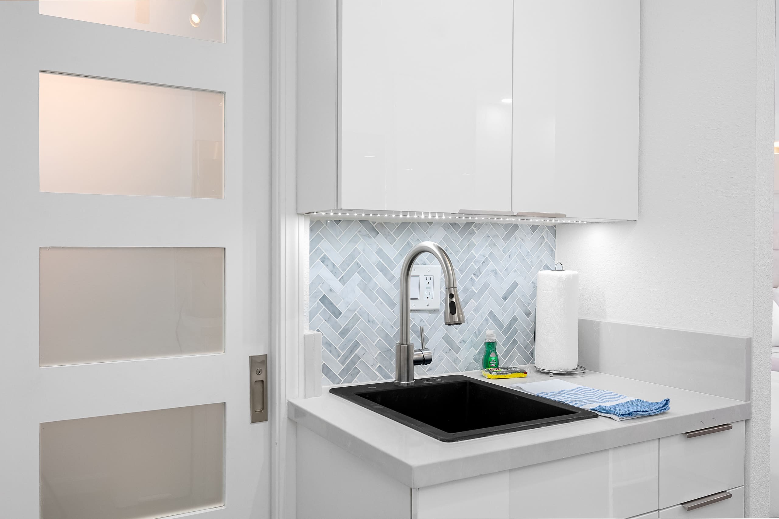 Condo in Honolulu · ★5.0 · Studio · 2 beds · 1 private bath - Image 3