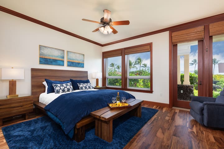 Suite principal n.º1 con cama tamaño king, acceso al lanai y baño privado.