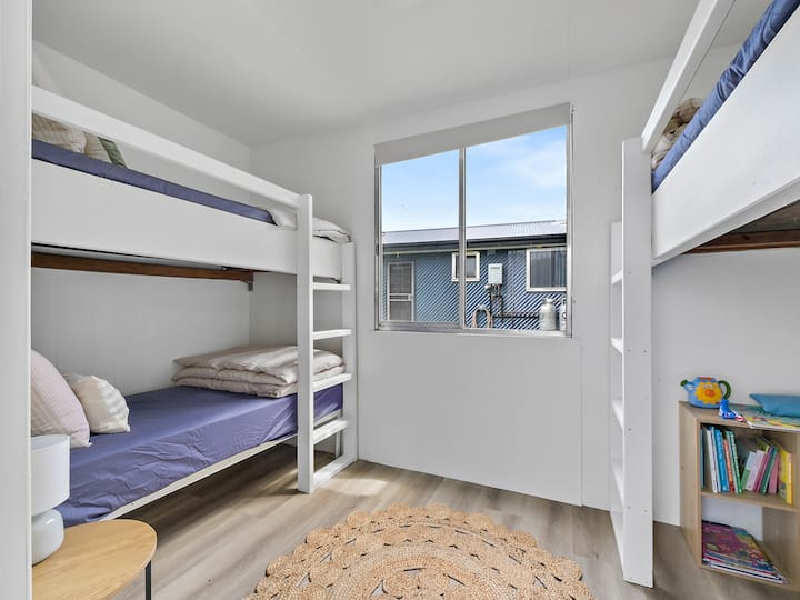 Litera. Tres camas individuales/literas. Con juguetes para niños.