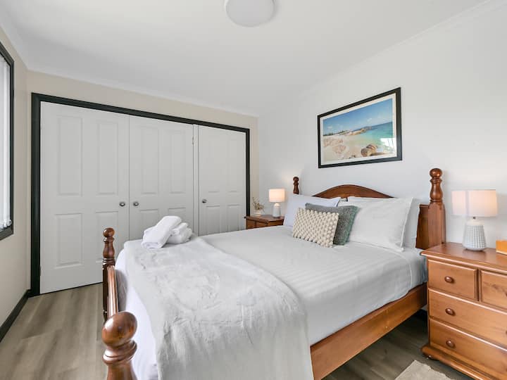 Cama tamaño queen con armarios.