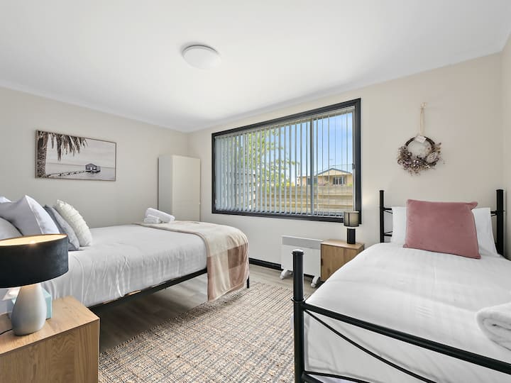 Cama queen, con cama individual.