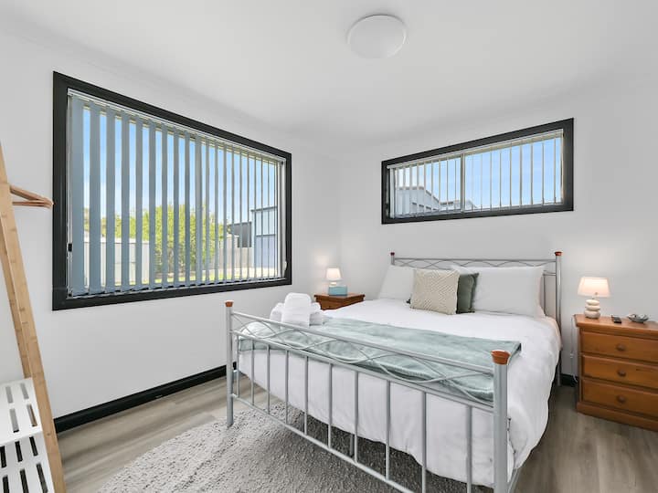 Cama queen, con televisor inteligente.