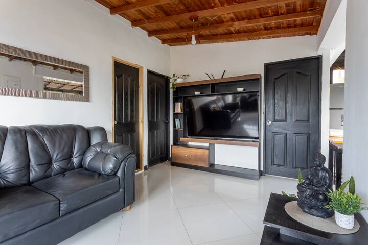 Entire home with 3 bedrooms in Envigado - Apto para la familia en Envigado