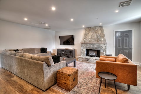 Popular Airbnb listing: Luxury Lakeview Condo | Walk to Shops & Dining in Rangeley