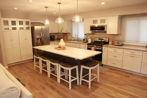 5BR Home w/ Sunroom-Near Medicine Lake in Plymouth