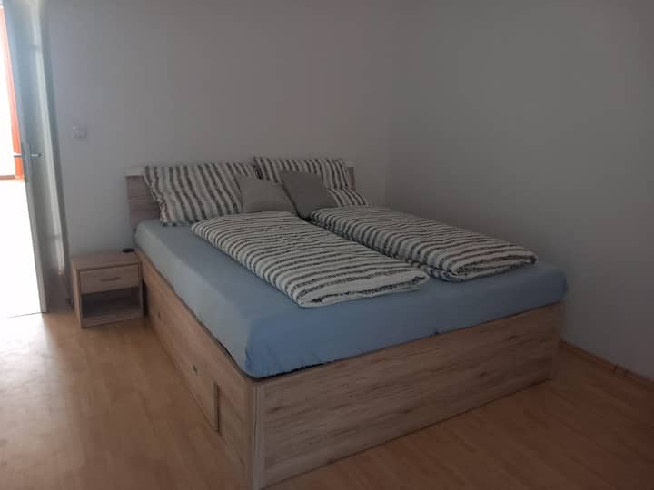 Doppelbett im hinteren Zimmer