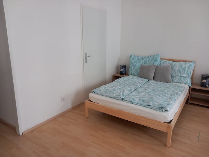 Bett im vorderne Zimmer