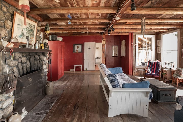 Interior de la habitación fría tradicional, al entrar en la casa. Aquí no ha cambiado nada desde la Edad de Lincoln. 

Ten en cuenta la tradicional chimenea de piedra de campo a la izquierda. Aquí se pueden encender fuegos, con solo un poco de entrenamiento.  