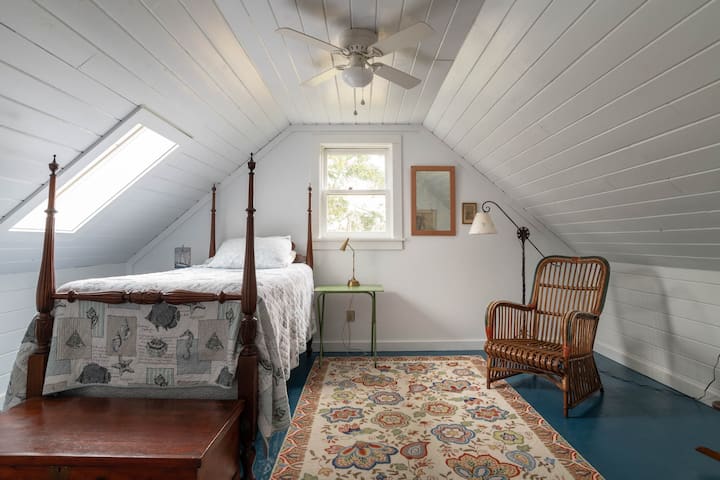 La habitación blanca, que conduce desde la habitación amarilla. Este tiene el mejor wifi de la casa. También es una oficina en casa tranquila y agradable. 