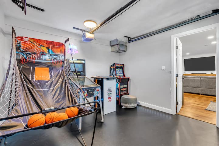 Hot Tub | Game Room | Deeply cleaned | EV Charger - Houses for