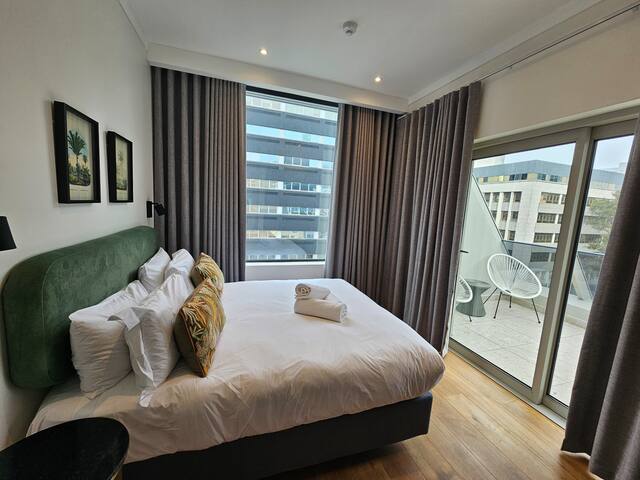 Great 2 bed, with views & space in the hub of CPT! gallery image 4