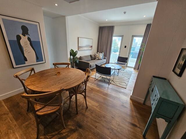 Great 2 bed, with views & space in the hub of CPT! gallery image 3