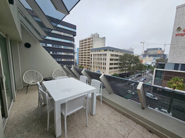 Great 2 bed, with views & space in the hub of CPT! gallery image 2