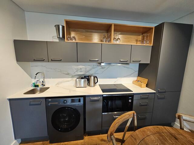 Great 2 bed, with views & space in the hub of CPT! gallery image 5