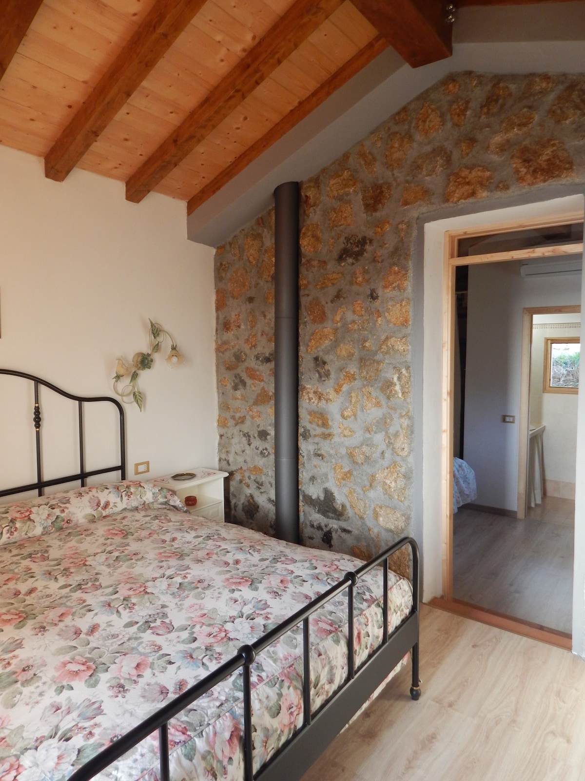 Стая № 2 - изглед към вратата, съседна стая № 1 и баня № 2 на втория етаж.