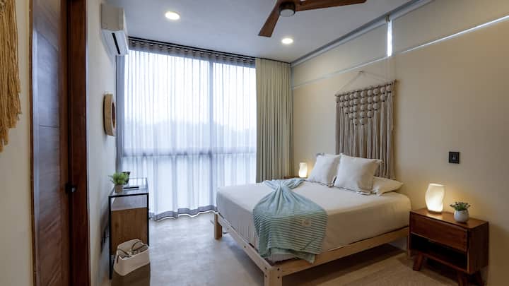 Სტუმრების საძინებელი დიდი ზომის საწოლით