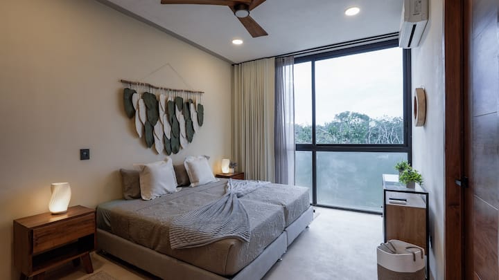 Მთავარი საძინებელი დიდი ზომის საწოლითა და ჯუნგლებით