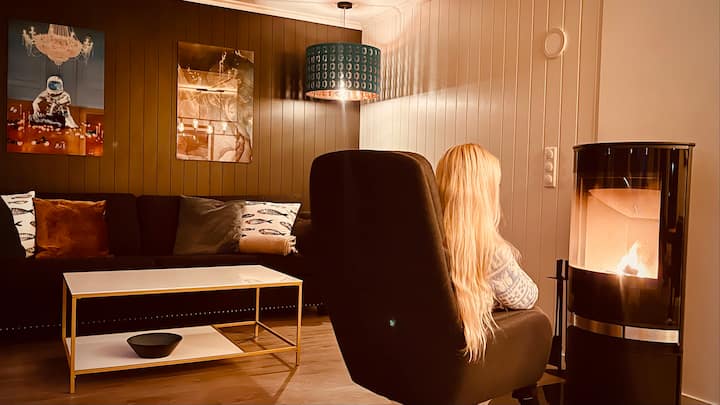 Veliki dnevni boravak s peći na drva i pametnim televizorom