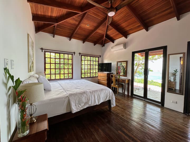 חדר שינה ראשי עם נוף לים
לישון היטב בסוויטה הראשית המרווחת שלנו עם תקרות קמורות, גימורי עץ עשירים ונופים מרהיבים של קו החוף של מנואל אנטוניו.