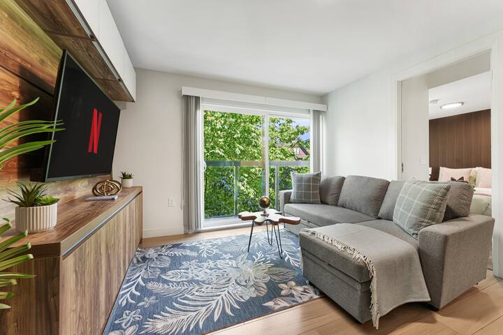 Chic 2 Bed 2 Bath Condo West End DT Free Parking! gallery image 4