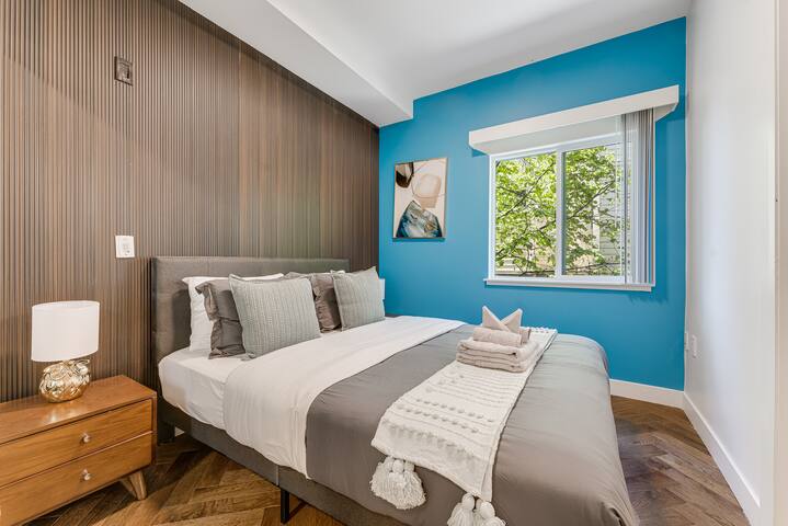 Chic 2 Bed 2 Bath Condo West End DT Free Parking! gallery image 2