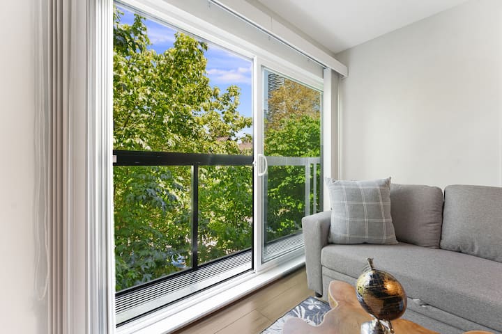 Chic 2 Bed 2 Bath Condo West End DT Free Parking! gallery image 5