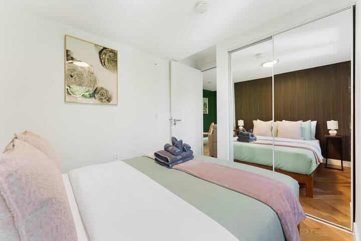 Chic 2 Bed 2 Bath Condo West End DT Free Parking! gallery image 3