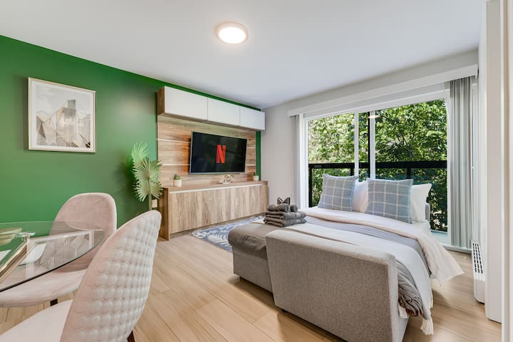 Chic 2 Bed 2 Bath Condo West End DT Free Parking!