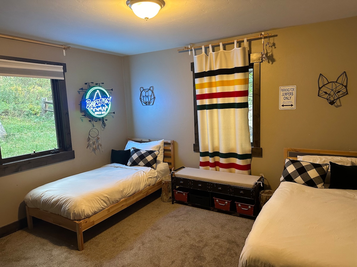 2 camas individuales. Habitación en el piso principal